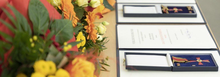 Orden liegen bereit mit Blumen