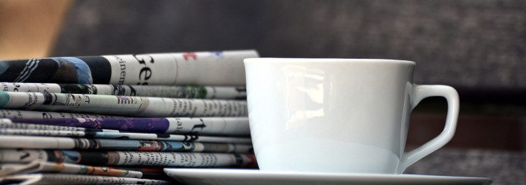 Tasse und Zeitungen