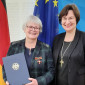 Regionalbischöfin mit Ordensträgerin U. Köhler