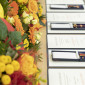 Orden und Urkunden liegen neben Blumen auf einem Tisch (Bildrechte: Giulia Iannicelli)