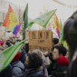 Demonstrant/innen mit Bannern