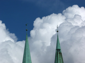 Türme mit Wolken