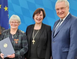 Ordensträgerin Köhler mit Regionalbischöfin und Innenminister