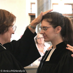 Regionalbischöfin Elisabeth Hann von Weyhern ordiniert eine junge Pfarrerin.