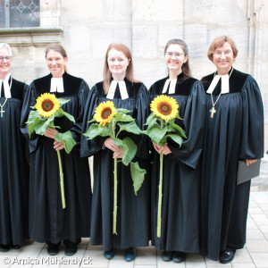Regionalbischöfin Elisabeth Hann von Weyhern mit frisch ordinierten Pfarrerinnen vor der Kirche.